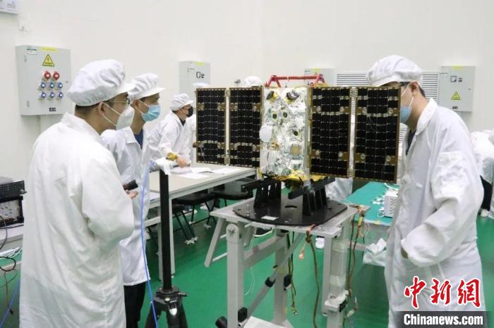 圖為大連1號—連理衛(wèi)星試驗中?！〈筮B理工大學供圖