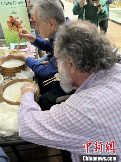 外交官們體驗做立夏餅?！∪A東師范大學(xué)供圖