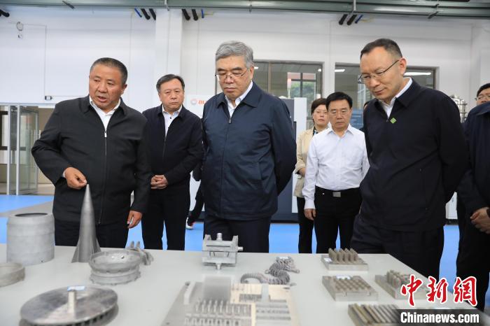 民進(jìn)中央常務(wù)副主席朱永新率調(diào)研組赴四川開展重點(diǎn)考察調(diào)研。圖為在四川工程職業(yè)技術(shù)學(xué)院考察調(diào)研?！∶襁M(jìn)中央供圖