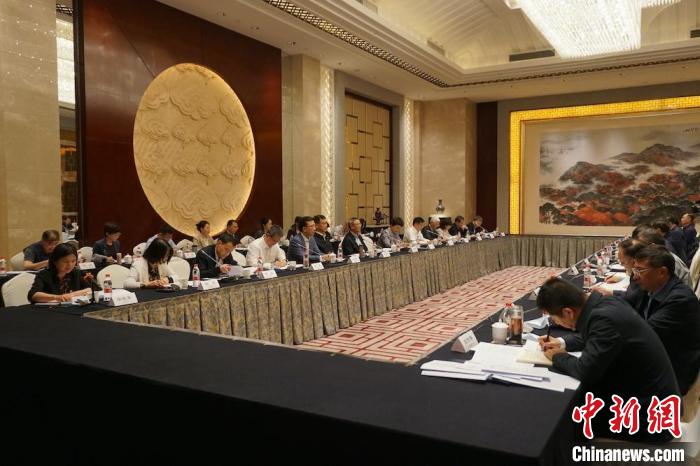 民進(jìn)中央主席蔡達(dá)峰近日率調(diào)研組赴江蘇開展重點(diǎn)考察調(diào)研。圖為在調(diào)研座談會現(xiàn)場?！∶襁M(jìn)中央供圖