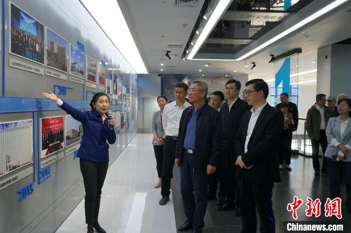 民進(jìn)中央主席蔡達(dá)峰近日率調(diào)研組赴江蘇開展重點(diǎn)考察調(diào)研。圖為在江陰實(shí)地考察雙良集團(tuán)有限公司?！O權(quán) 攝