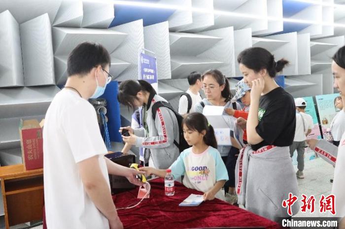 中科院聲學(xué)所公眾科學(xué)日活動(dòng)現(xiàn)場(chǎng)?！≈锌圃郝晫W(xué)所 供圖