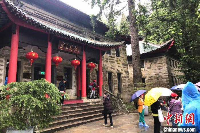 圖為在廬山抗戰(zhàn)博物館外，有不少等待參觀的游客?！蛆i泉 攝