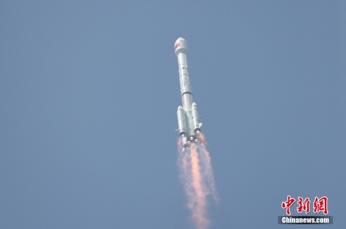 5月17日10時49分，我國在西昌衛(wèi)星發(fā)射中心用長征三號乙運載火箭，成功發(fā)射第五十六顆北斗導(dǎo)航衛(wèi)星。該衛(wèi)星屬地球靜止軌道衛(wèi)星，是我國北斗三號工程的首顆備份衛(wèi)星。入軌并完成在軌測試后，將接入北斗衛(wèi)星導(dǎo)航系統(tǒng)。此次發(fā)射是北斗三號工程高密度組網(wǎng)之后，時隔3年的首發(fā)任務(wù)。朱磊 攝