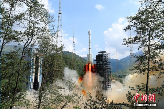 5月17日10時49分，我國在西昌衛(wèi)星發(fā)射中心用長征三號乙運載火箭，成功發(fā)射第五十六顆北斗導(dǎo)航衛(wèi)星。該衛(wèi)星屬地球靜止軌道衛(wèi)星，是我國北斗三號工程的首顆備份衛(wèi)星。入軌并完成在軌測試后，將接入北斗衛(wèi)星導(dǎo)航系統(tǒng)。此次發(fā)射是北斗三號工程高密度組網(wǎng)之后，時隔3年的首發(fā)任務(wù)。楊志遠(yuǎn) 攝