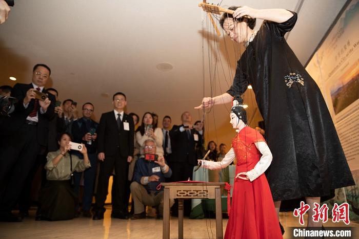 當(dāng)?shù)貢r(shí)間5月19日，中國(guó)常駐聯(lián)合國(guó)代表團(tuán)、中國(guó)文化和旅游部、泉州市人民政府在紐約聯(lián)合國(guó)總部聯(lián)合舉辦“茶和天下·雅集”主題展覽和招待會(huì)。圖為展覽表演泉州提線木偶寫(xiě)書(shū)法。 <a target='_blank' href='/' _fcksavedurl='/'><p  align=