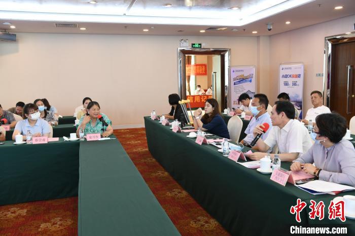 圖為中國(guó)銀行廣西分行代表在回應(yīng)桂林歸義生態(tài)農(nóng)業(yè)有限公司總經(jīng)理夏月紅的貸款需求?！∈Y雪林 攝
