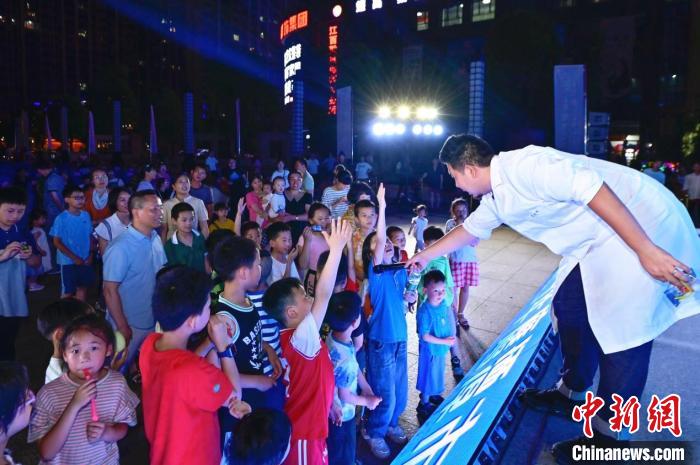 2023年鷹潭市“好奇心”科普節(jié)吸引了不少孩子踴躍參與?！≈鬓k方 供圖