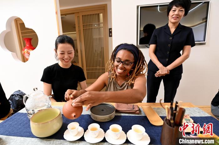 代表團(tuán)成員在漳州古城體驗(yàn)中國(guó)茶文化?！埥鸫?攝
