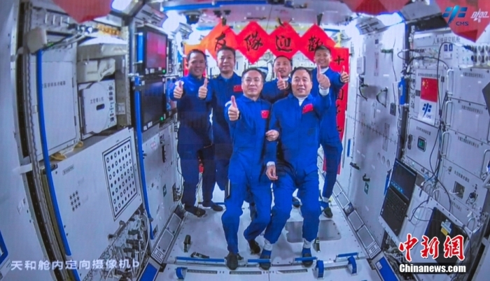 圖為神舟十五號航天員乘組與神舟十六號航天員乘組“全家?！?。中國載人航天工程辦公室 供圖