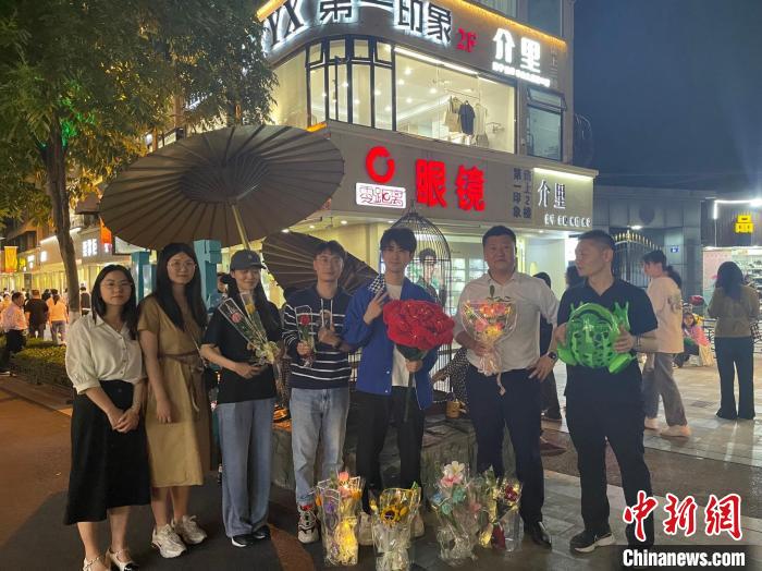在東陽橫店，宣講團導(dǎo)師、成員與橫店演員(右三)合影?！?東陽市融媒體中心 供圖