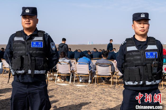 圖為承擔神舟十六號載人飛船安保任務的移民管理警察?！∨ｖ?攝
