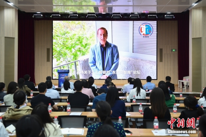 5月30日，<a target='_blank' href='/'>中新社</a>第二屆“東西問智庫”主題論壇在北京舉行，多位中外專家圍繞“AI革命與文明進(jìn)化”展開討論。圖為美國加州理工學(xué)院電氣工程和計(jì)算機(jī)科學(xué)教授、人工智能專家亞瑟·阿布-穆斯塔法通過視頻在論壇上作主旨演講。<a target='_blank' href='/'>中新社</a>記者 田雨昊 攝