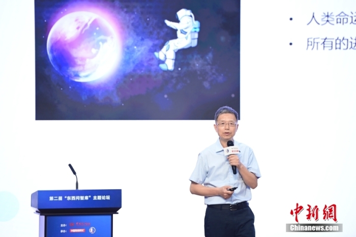 5月30日，<a target='_blank' href='/'>中新社</a>第二屆“東西問智庫”主題論壇在北京舉行，多位中外專家圍繞“AI革命與文明進(jìn)化”展開討論。圖為北京大學(xué)新聞與傳播學(xué)院教授胡泳在論壇上作主旨演講。<a target='_blank' href='/'>中新社</a>記者 田雨昊 攝