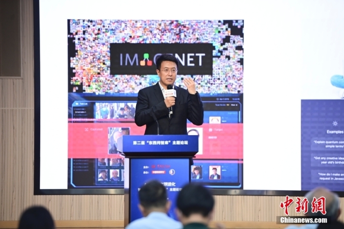 5月30日，<a target='_blank' href='/'>中新社</a>第二屆“東西問智庫”主題論壇在北京舉行，多位中外專家圍繞“AI革命與文明進(jìn)化”展開討論。圖為商湯智能產(chǎn)業(yè)研究院創(chuàng)始院長田豐在論壇上作主旨演講。<a target='_blank' href='/'>中新社</a>記者 田雨昊 攝