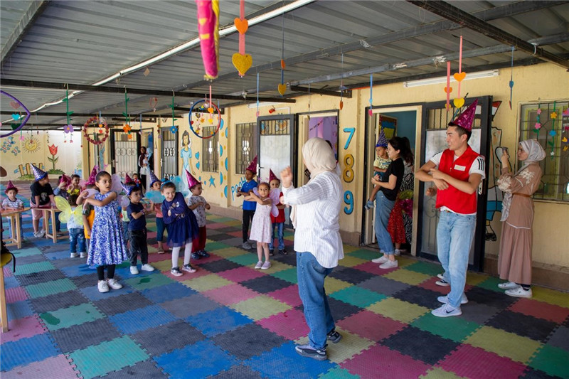 圖為中埃青年志愿者在埃及新開(kāi)羅幼兒園開(kāi)展“志愿服務(wù)伴成長(zhǎng)，中埃攜手慶六一”活動(dòng)。中建埃及分公司供圖