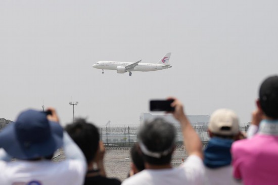 5月28日，C919首個(gè)商業(yè)航班東航MU9191飛抵北京首都國際機(jī)場。新華社記者鞠煥宗攝