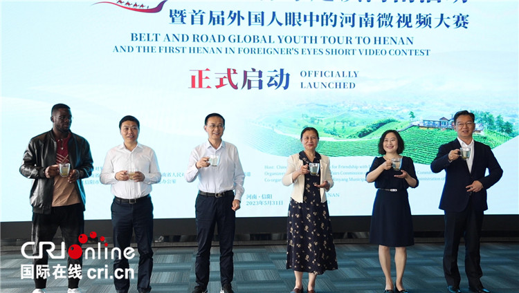 與會嘉賓共同舉杯啟動活動。賈親親 攝