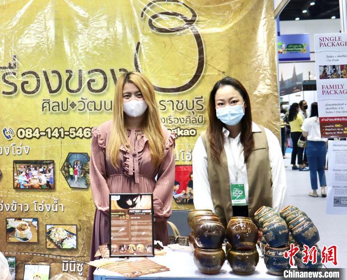 泰國(guó)舉辦規(guī)模最大旅游B2B銷售活動(dòng)對(duì)接全球旅游業(yè)，圖為交易會(huì)上的陶瓷工藝品展位。 王賢思 攝