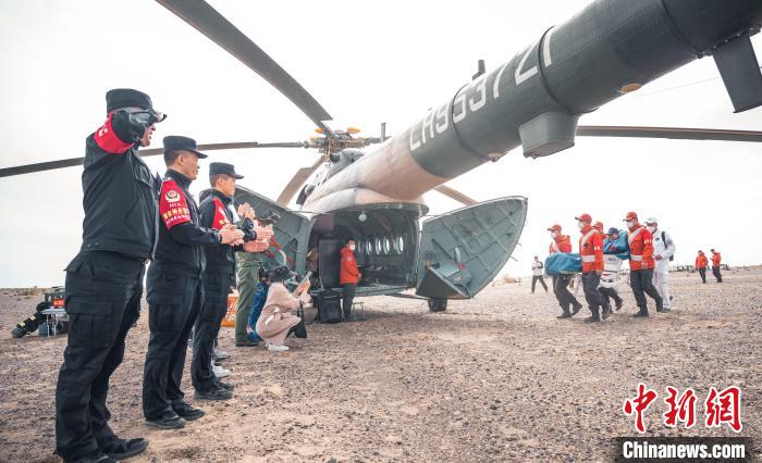 圖為阿拉善邊境管理支隊(duì)民警目送航天員登機(jī)離開(kāi)?！缇?攝