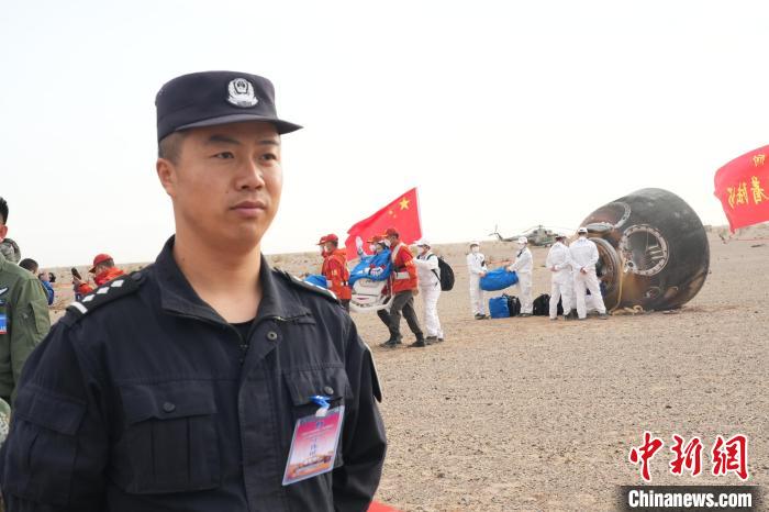 圖為阿拉善邊境管理支隊(duì)民警在著陸場(chǎng)開(kāi)展安保工作?！埥?攝
