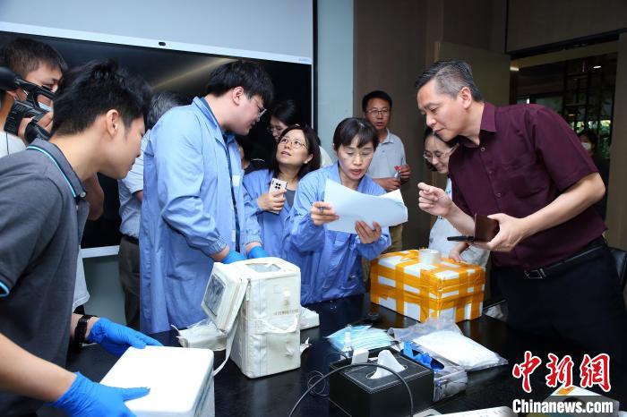 科研人員清點(diǎn)、查看隨神舟十五號(hào)返回地面的空間科學(xué)實(shí)驗(yàn)樣品。　中科院空間應(yīng)用中心 供圖