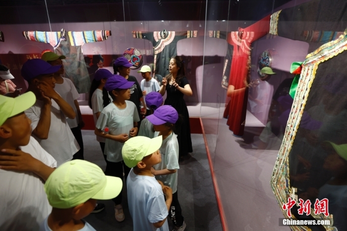 圖為藏族青少年們參觀民族博物館。<a target='_blank' href='/' _fcksavedurl='/'><p  align=