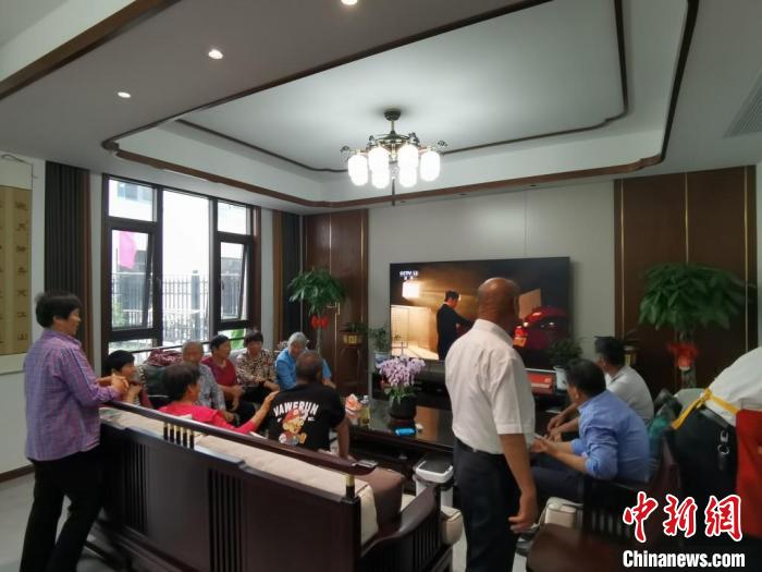 親友們集中在費俊龍家中觀看返程的視頻。　鐘升 攝