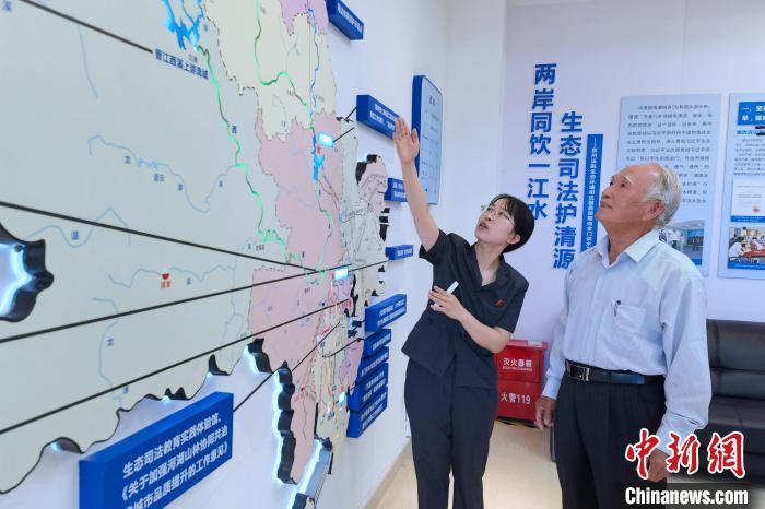 金門同胞參觀金門供水水源生態(tài)司法保護基地。　孫虹 攝