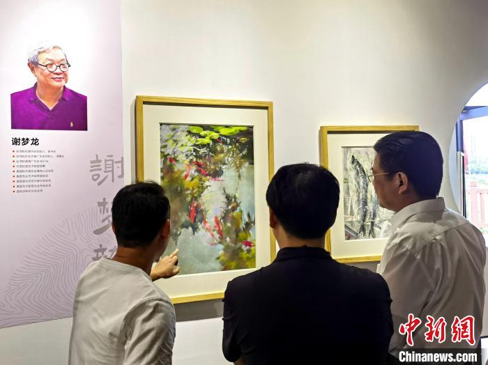 “求同存藝——海峽兩岸藝術(shù)家畫展”展出百余幅兩岸藝術(shù)家畫作?！「毒窜?攝