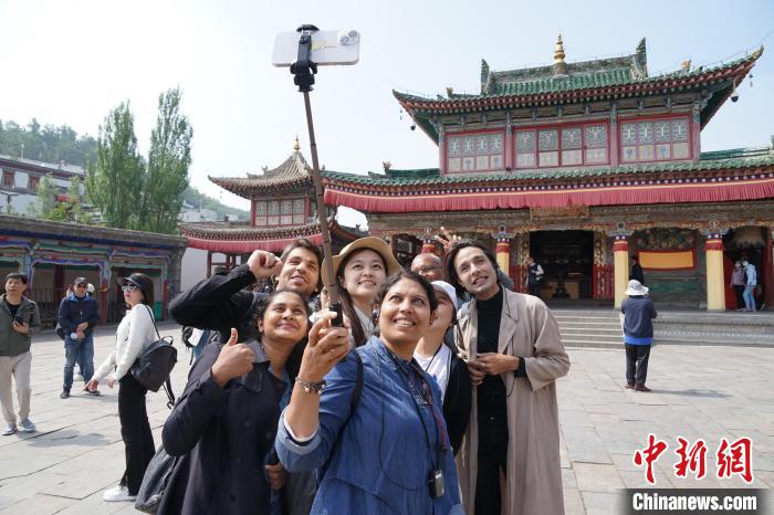圖為外國(guó)記者在塔爾寺合影?！●R銘言 攝