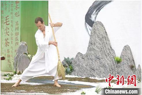 圖為《信陽(yáng)毛尖·茶舞》沉浸式藝術(shù)表演。　信陽(yáng)市委宣傳部供圖