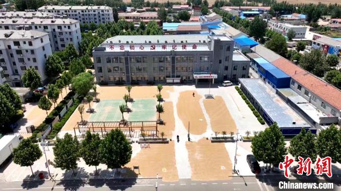 德州陵城區(qū)開放1297處鎮(zhèn)村公共場地，緩解農民曬糧難題?！×瓿菂^(qū)委宣傳部供圖