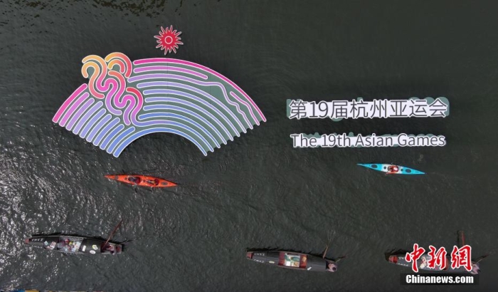 資料圖為烏篷船和皮劃艇從杭州亞運(yùn)會(huì)標(biāo)識(shí)前劃過。王剛 攝