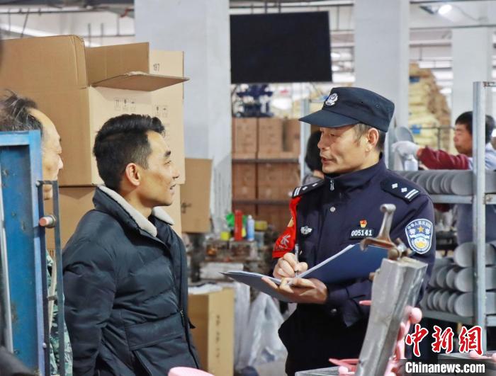 3月30日，大興派出所民警來(lái)到轄區(qū)中小企業(yè)，開(kāi)展“為民為企為項(xiàng)目”走訪活動(dòng)。　合肥警方供圖