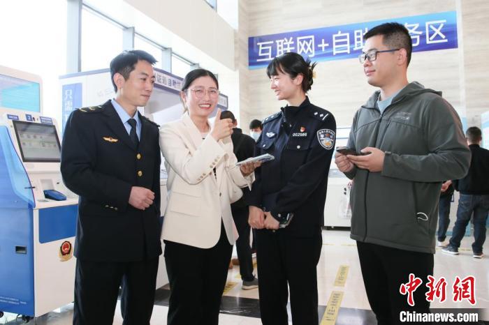 4月10日，安徽合肥，一家運(yùn)輸企業(yè)負(fù)責(zé)人在工作人員的指導(dǎo)下，使用小程序辦理車(chē)管業(yè)務(wù)。　合肥警方供圖