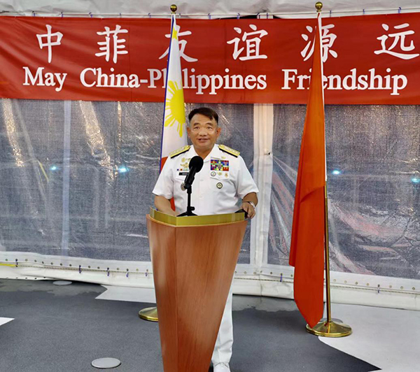 菲海軍司令阿達奇代表菲馬科斯總統(tǒng)歡迎“戚繼光”艦到訪。中國駐菲律賓大使館供圖