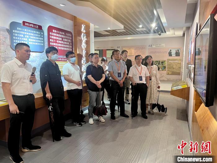 與會(huì)人員在后陳村走訪。　董易鑫 攝