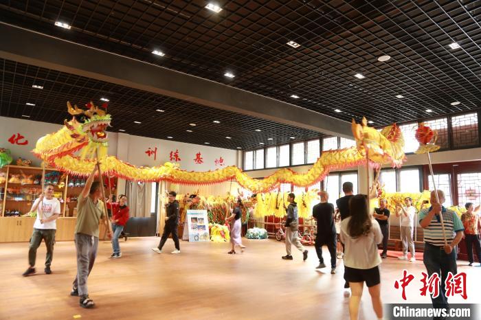 臺胞臺屬體驗舞龍?！≈芪的裙﹫D