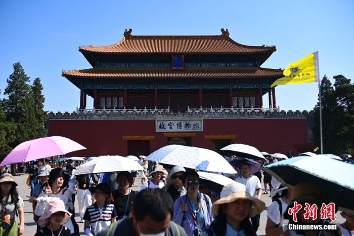 6月22日，北京，游客從故宮博物院神武門走出。當(dāng)日是端午節(jié)假期首日，北京旅游景區(qū)游客眾多。<a target='_blank' href='/'><p  align=