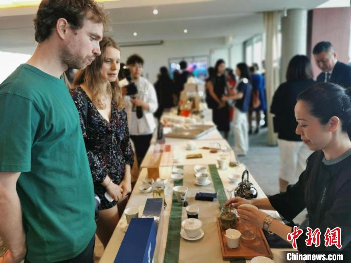 現(xiàn)場觀眾觀看中國展臺茶藝表演、了解茶文化?！【笜?攝