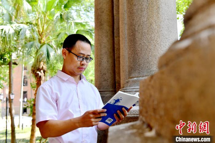 圖為福建師范大學教育學院臺灣教師陳昭志正在看書?！蚊?攝