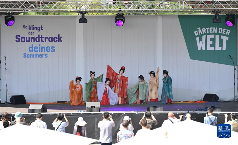 7月8日，在德國(guó)柏林世界公園，漢服愛好者進(jìn)行漢服展示。新華社記者 任鵬飛 攝