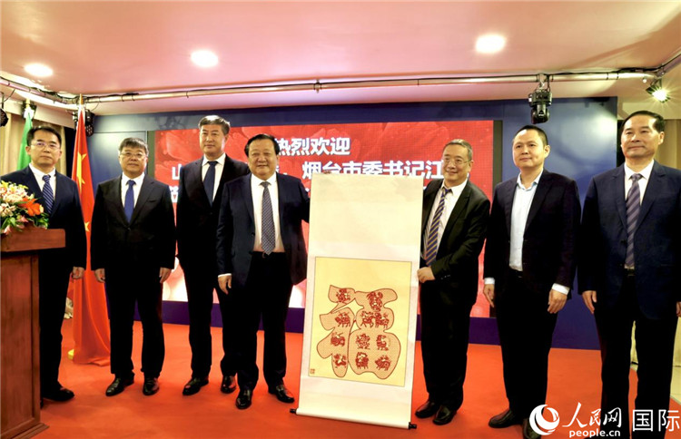 參加座談會(huì)的主要嘉賓合影留念。人民網(wǎng)記者宋亦然攝