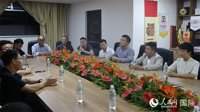 與會代表進(jìn)行座談交流。（人民網(wǎng)記者  時元皓攝）
