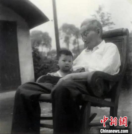 陳望道與幼年的陳曉帆?！￡悤苑﹫D