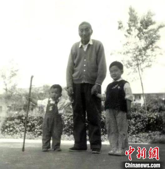 陳望道與幼年的陳曉帆(左)、陳曉帆的哥哥一起合影?！￡悤苑﹫D