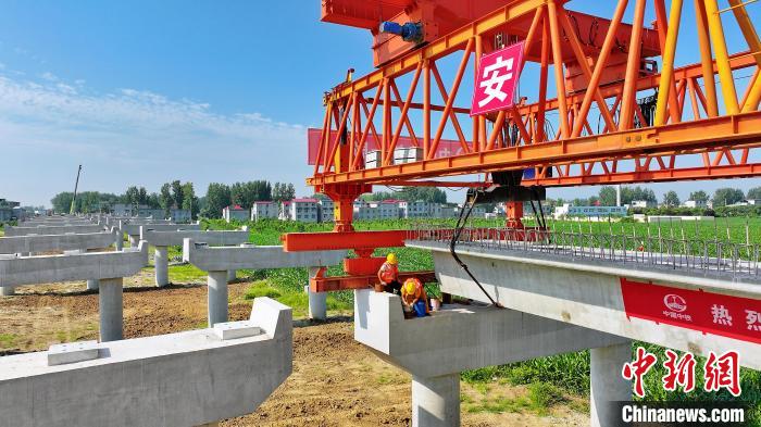 長25米重80噸的箱梁平穩(wěn)、精準地落在S314分離式立交橋25號和26號墩上。　劉玉才 攝