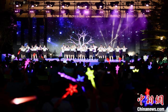 合唱表演《夜空中最亮的星》?！⊥鯑|明 攝