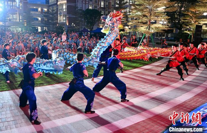 兩岸青少年同臺呈現(xiàn)龍獅表演。　王東明 攝